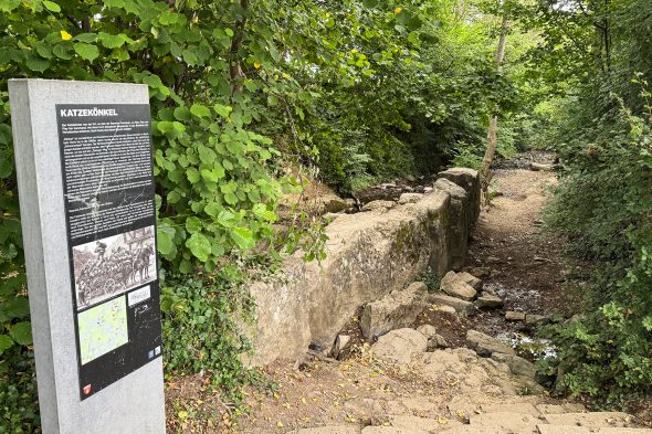 Das Schild erzählt die Geschichte des Katzekönkel