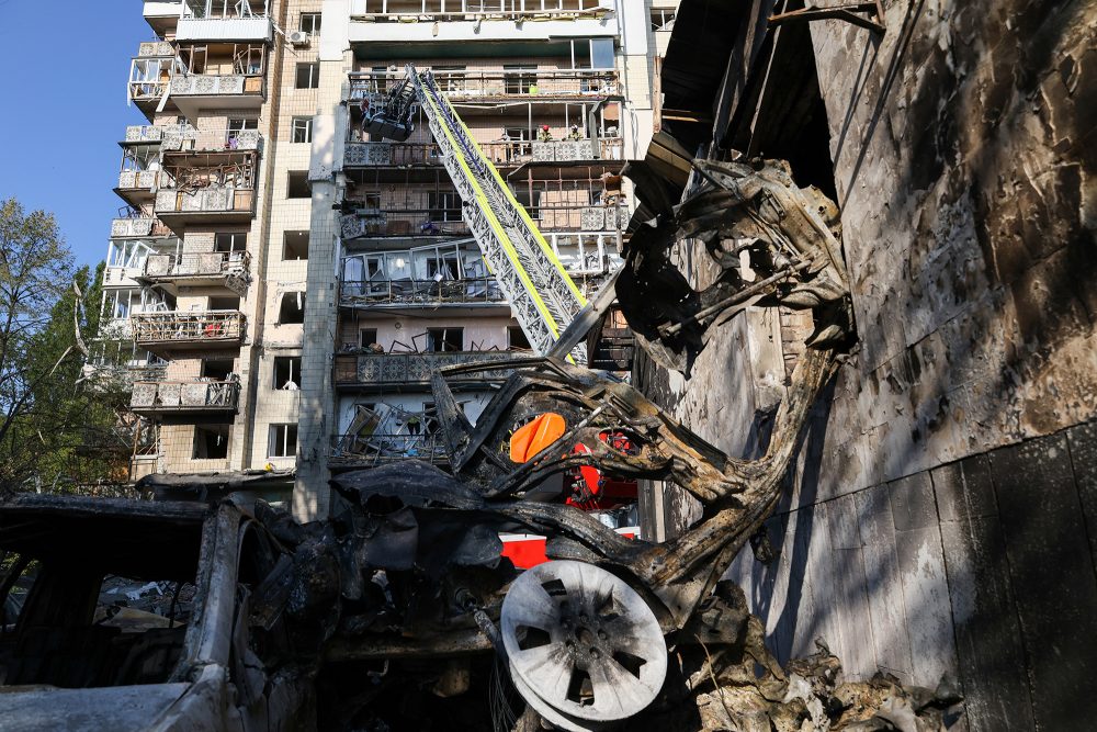 Rettungskräfte im Einsatz an einem durch nächtliche Luftangriffe beschädigten Gebäude