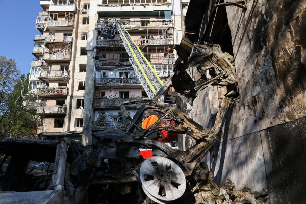 Rettungskräfte im Einsatz an einem durch nächtliche Luftangriffe beschädigten Gebäude