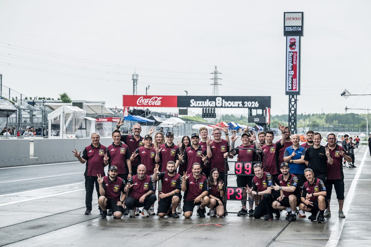 Gruppenfoto der Mitglieder des Rennstalls KM99 Marc VDS nach dem Qualifying in Suzuka, alle zeigen die "3"