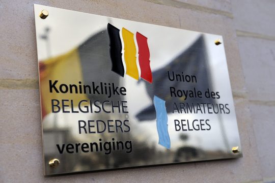 Das Logo des Königlich-Belgischen Reederverbandes auf einem Schild