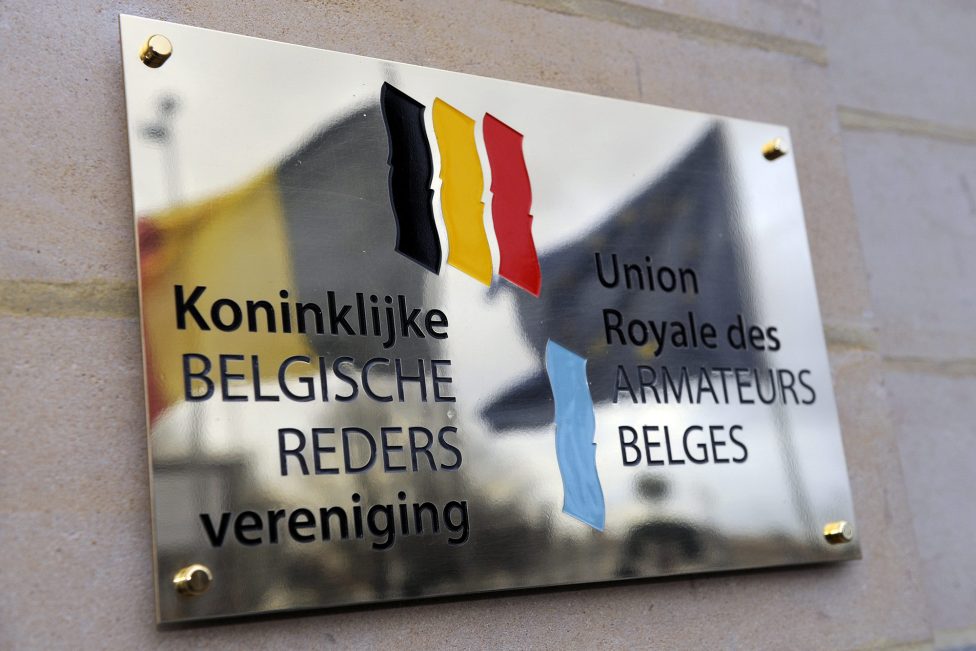 Das Logo des Königlich-Belgischen Reederverbandes auf einem Schild