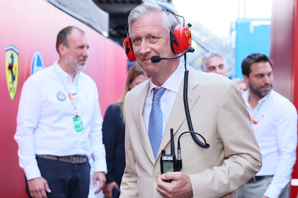König Philippe mit Ferrari-Kopfhörern in der Boxengasse