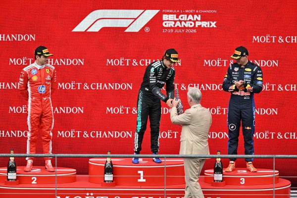 König Philippe überreicht Kimi Antonelli den Siegerpokal