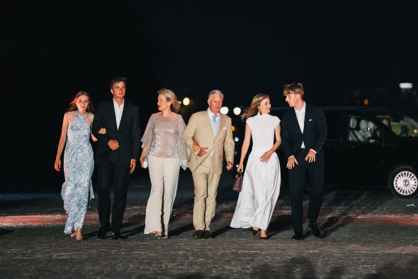 Königsfamilie bei der Ankunft