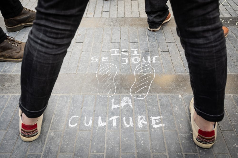 Demonstration von Angehörigen des Kultursektors, auf dem Boden wurde mit Kreide geschrieben "Ici se joue la culture"
