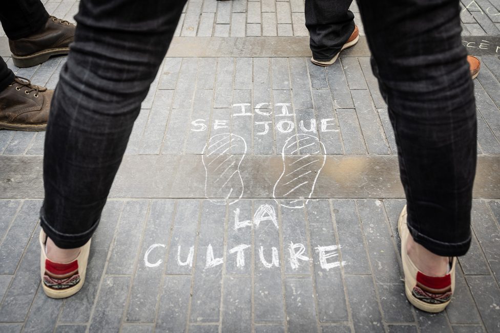 Demonstration von Angehörigen des Kultursektors, auf dem Boden wurde mit Kreide geschrieben "Ici se joue la culture"