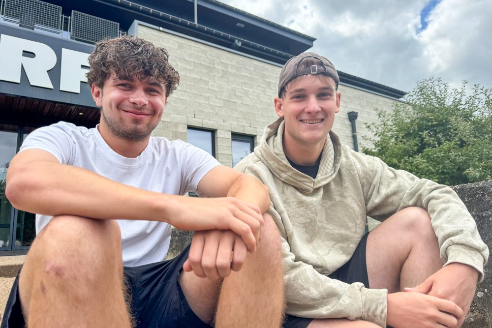 Lars Niessen und Chris Ritter vor dem Funkhaus