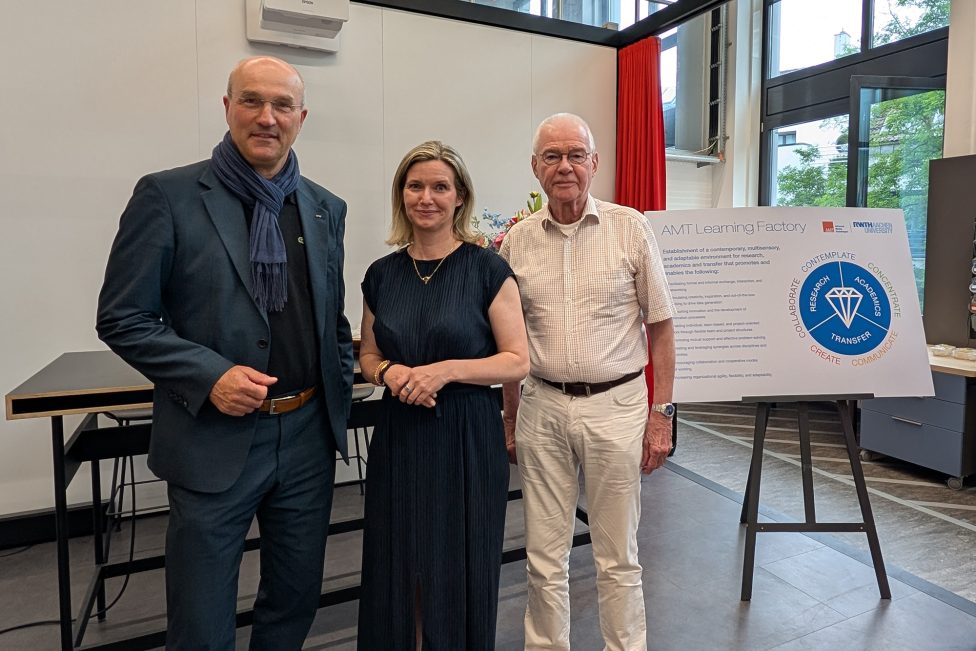 Prof. Ulrich Rüdiger, Prof. Elisabeth Clausen und Ulrich Thiele, Stifter der Learning Factory