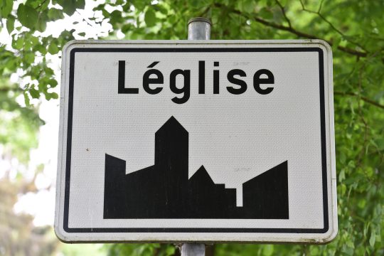 Ortsschild von Léglise in der Provinz Luxemburg