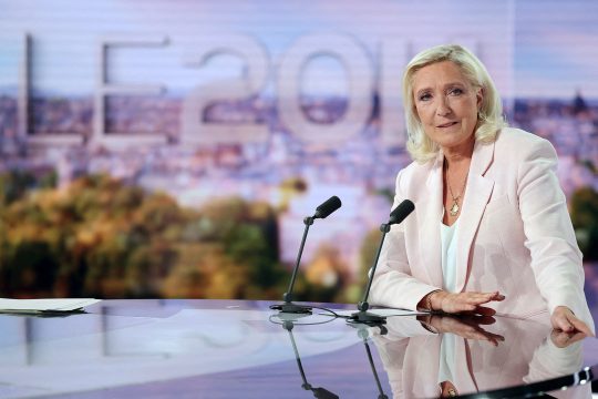 Marine Le Pen sitzt im Nachrichtenstudio des Fernsehsenders TF1