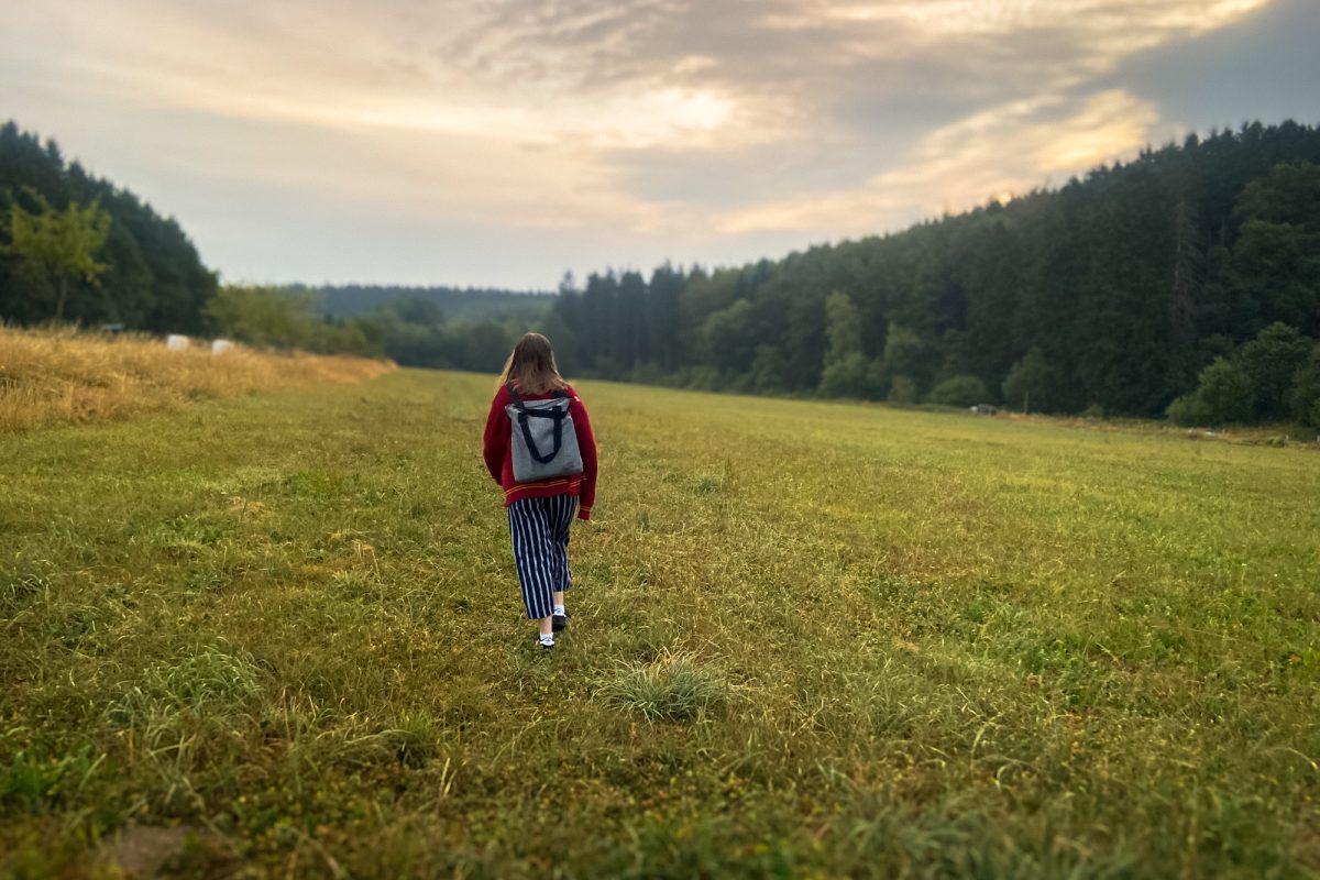 Larissa Nelles auf dem Weg über eine Wiese