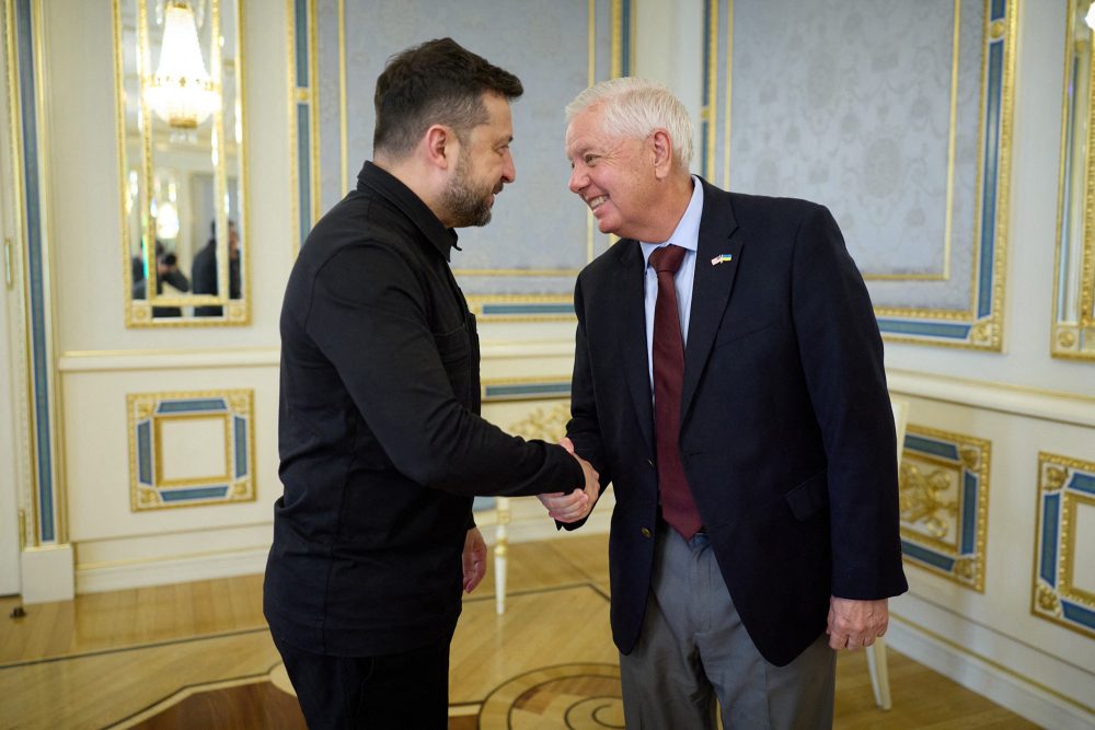 Selenskyj und Graham schütteln sich die Hände