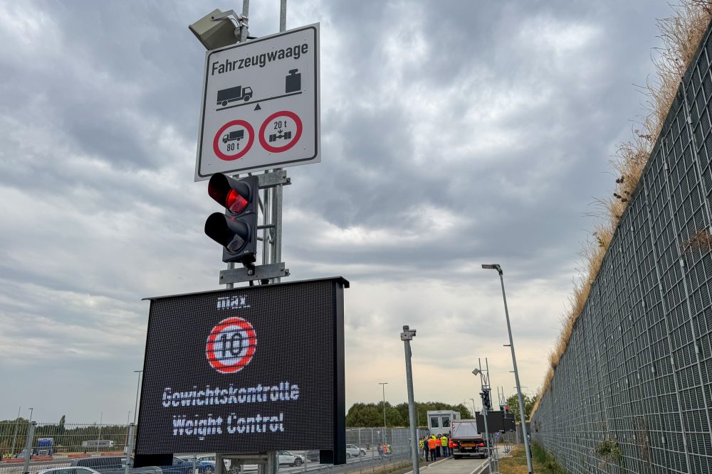 Infobildschirm zur Gewichtskontrollstelle mit Ampel