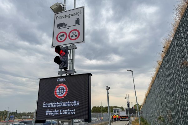 Infobildschirm zur Gewichtskontrollstelle mit Ampel