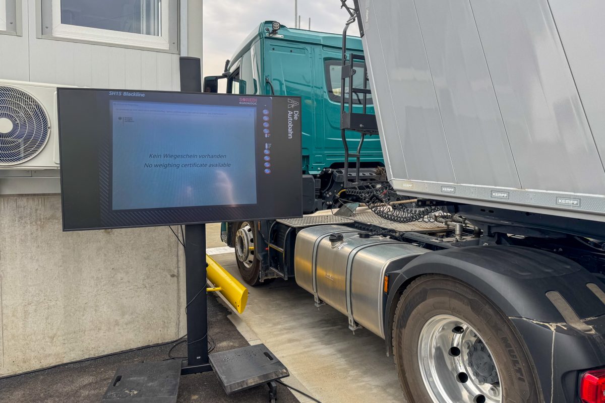 Lkw auf Waage, ein Monitor daneben zeigt Messwerte an