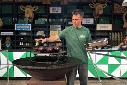 TV-Koch Loïc Van Impe legt Auberginen auf den Grill in der Smaakfabriek