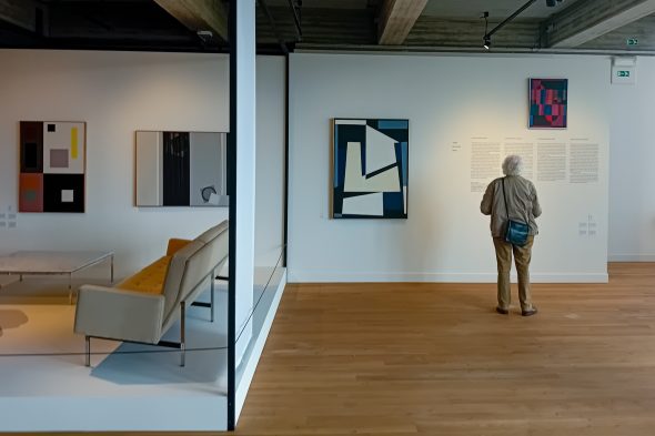 Werke in der Luc-Peire-Ausstellung in Knokke-Heist
