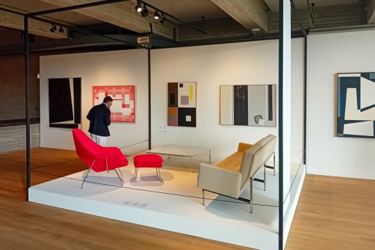 Werke in der Luc-Peire-Ausstellung in Knokke-Heist