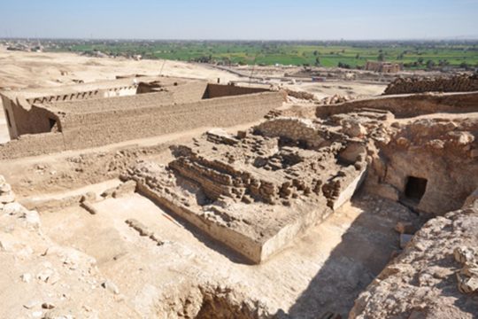 Überreste einer Lehmziegelpyramide am Westufer von Luxor, Ägypten