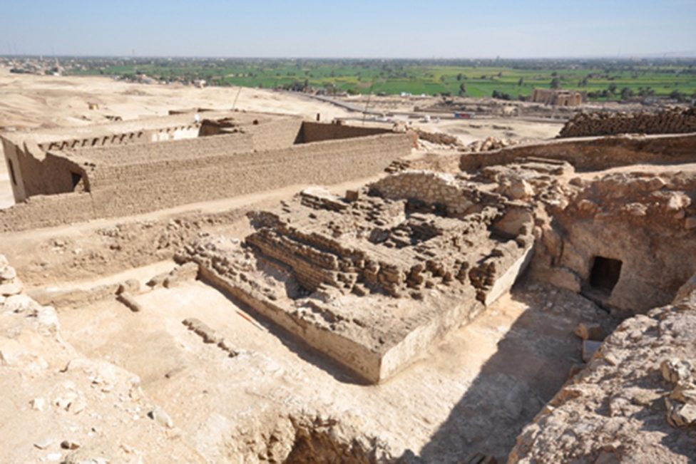 Überreste einer Lehmziegelpyramide am Westufer von Luxor, Ägypten