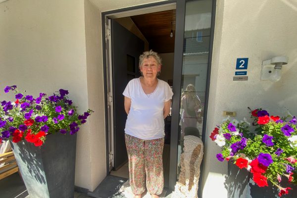 Maria Elsishans steht vor ihrer Haustür