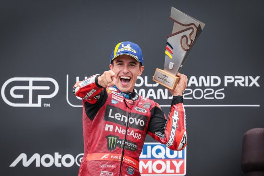 Marc Márquez mit Trophäe auf dem Podium
