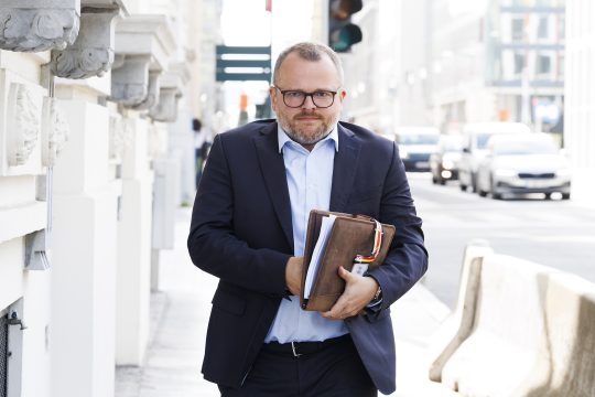 Energieminister Mathieu Bihet bei der Ankunft zu einem Meeting in Brüssel, eine Mappe unter dem Arm