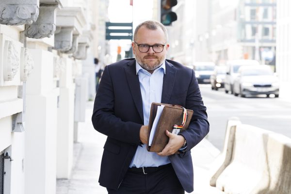 Energieminister Mathieu Bihet bei der Ankunft zu einem Meeting in Brüssel, eine Mappe unter dem Arm
