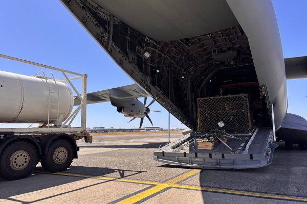 Das Transportflugzeug der Armee beim Beladen am Mittwochmittag