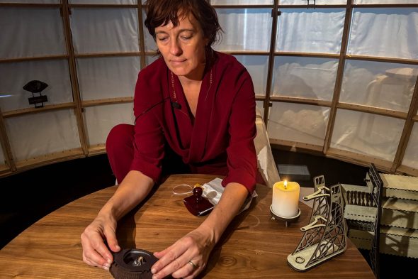 Barbara Raes im Inneren der Jurte