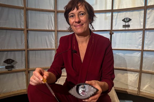 Barbara Raes sammelt jede Träne in einem kleinen Glasgefäß