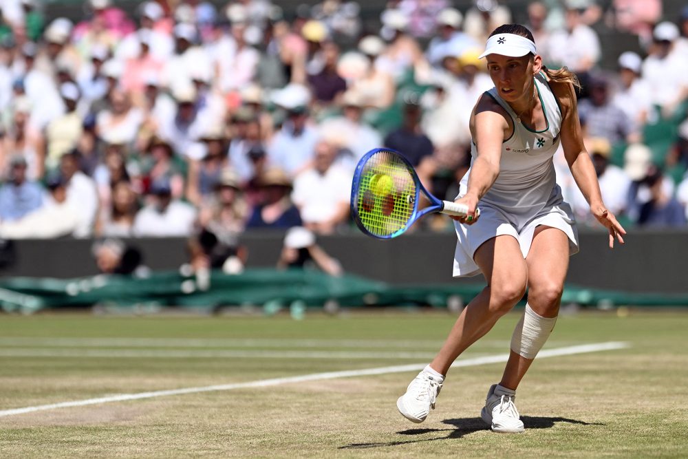 Elise Mertens bei einem Return im Viertelfinale von Wimbledon gegen Linda Noskova