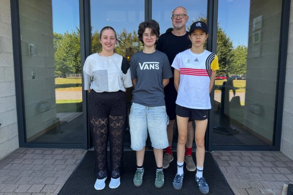 Mika Henquinet, Maike und Mia Mockel mit Trainer Michael Mockel