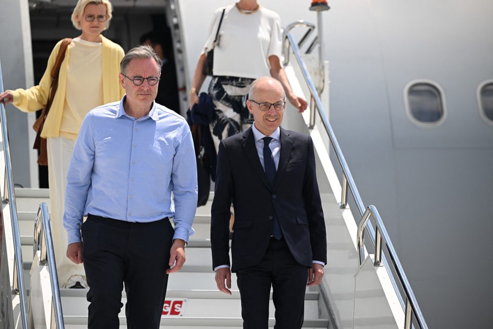 Premierminister Bart De Wever zusammen mit dem luxemburgischen Premier Luc Frieden am Flughafen in Ankara