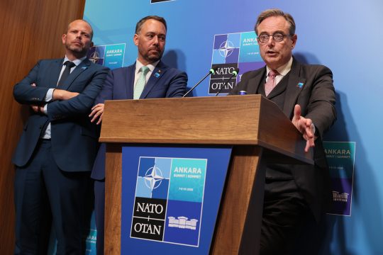 Verteidigungsminister Theo Francken, Außenminister Maxime Prévot und Premierminister Bart De Wever auf der Pressekonferenz zum Nato-Gipfel