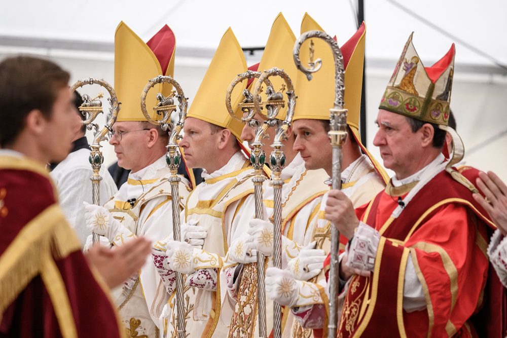 Die neu geweihten Bischöfe der traditionalistischen katholischen Bewegung – der Schweizer Pascal Schreiber, der US-Amerikaner Michael Goldade, der Franzose Michel Poinsinet de Sivry und der Franzose Marc Hanappier – stehen neben dem in Spanien geborenen Bischof Alfonso de Galarreta während der schismatischen Bischofsweihe