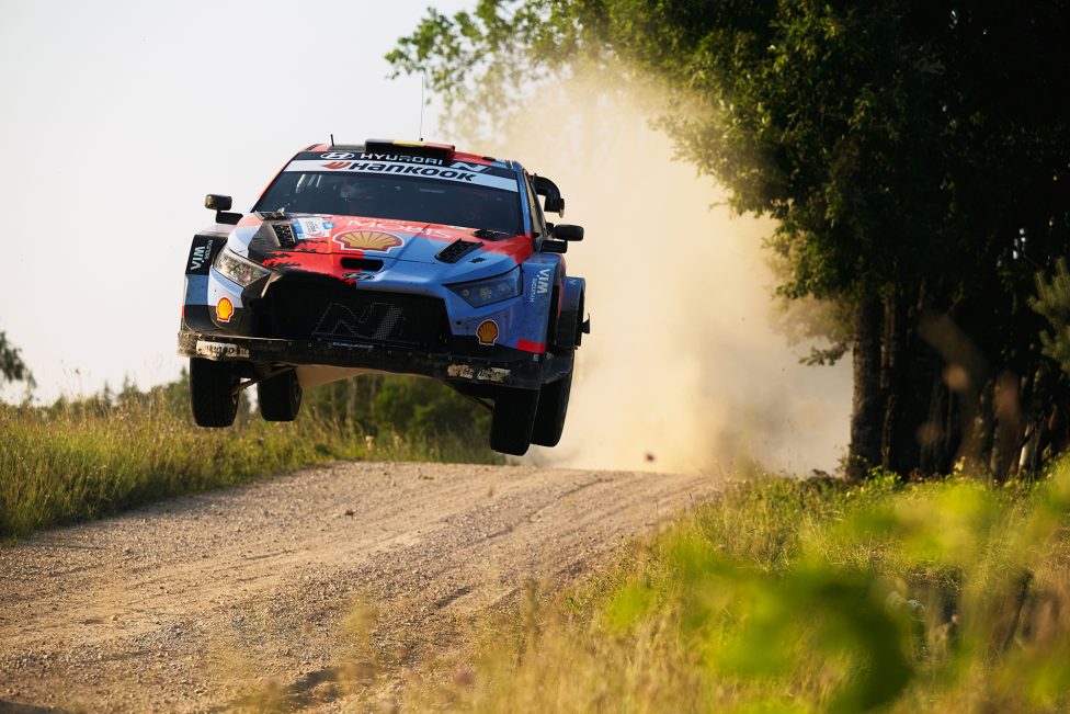 Der Hyundai von Thierry Neuville/Martijn Wydaeghe beim Sprung