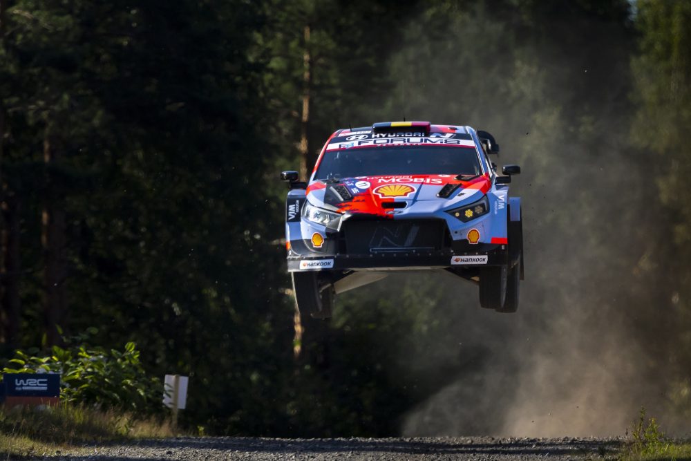 Der Hyundai von Thierry Neuville/Martijn Wydaeghe beim Shakedown der Rallye Finnland bei einem Jump