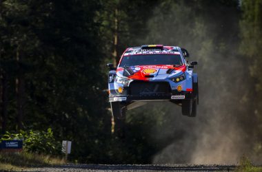Der Hyundai von Thierry Neuville/Martijn Wydaeghe beim Shakedown der Rallye Finnland bei einem Jump