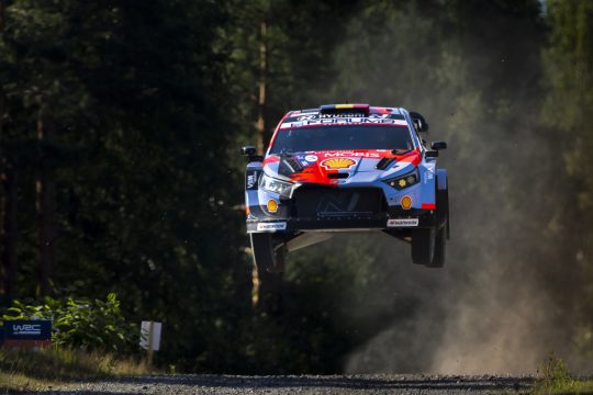 Der Hyundai von Thierry Neuville/Martijn Wydaeghe beim Shakedown der Rallye Finnland bei einem Jump