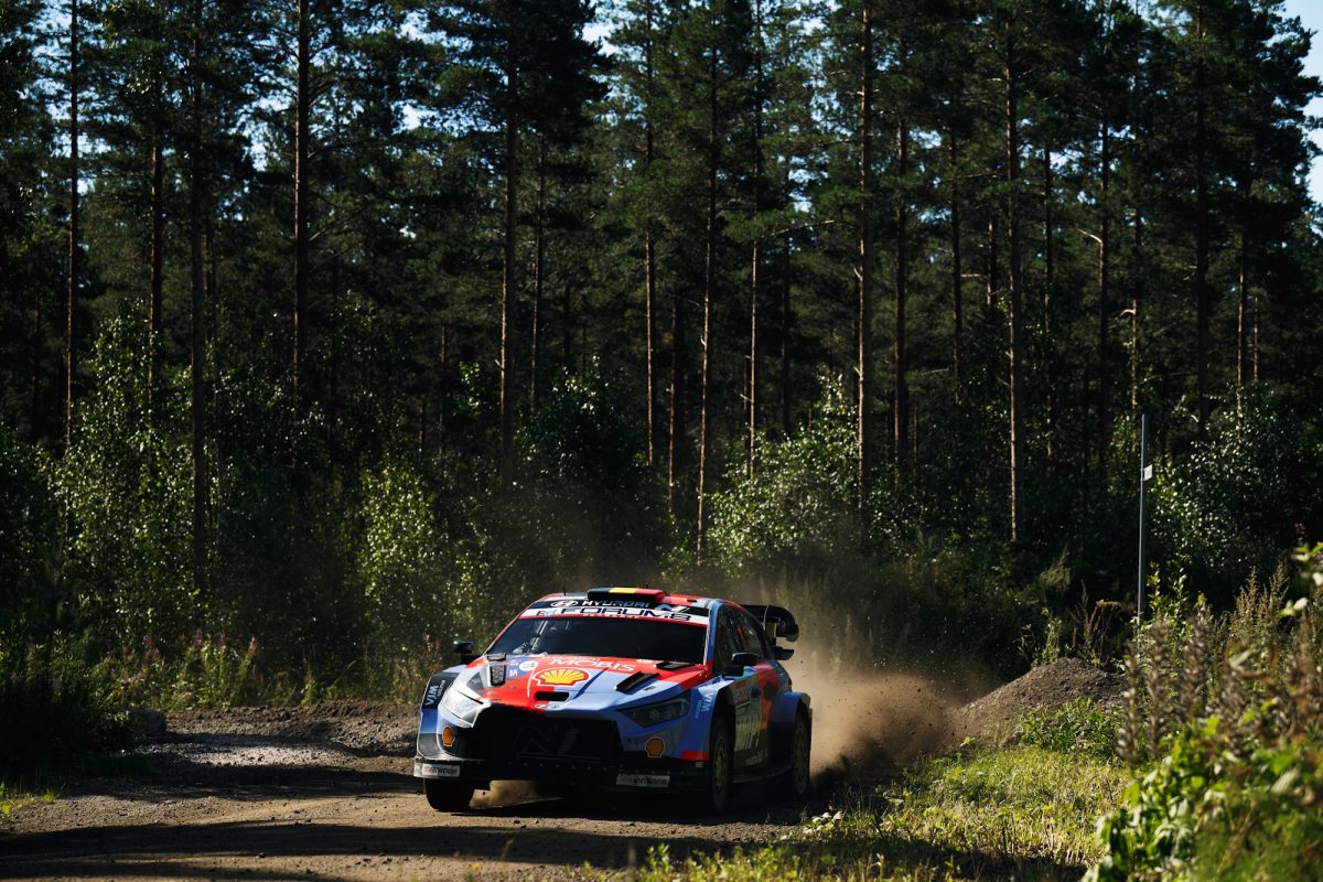 Der Hyundai von Thierry Neuville/Martijn Wydaeghe beim Shakedown der Rallye Finnland auf einem Waldweg