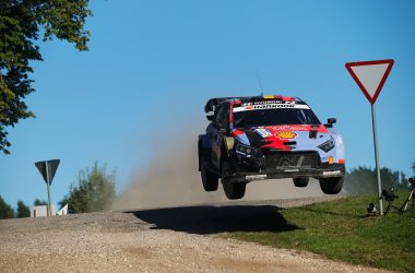 Der Hyundai von Thierry Neuville/Martijn Wydaeghe beim Sprung