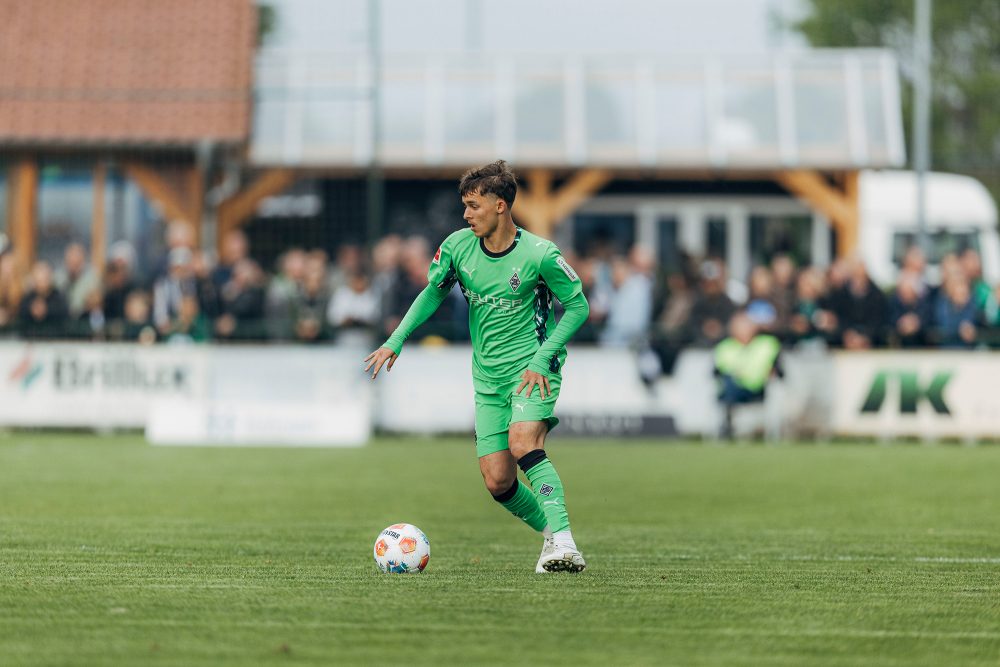 Niko Horvat führt den Ball