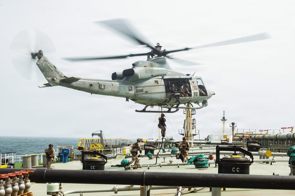 Hubschrauber landet auf einem Schiff der US-Marine im Golf von Oman