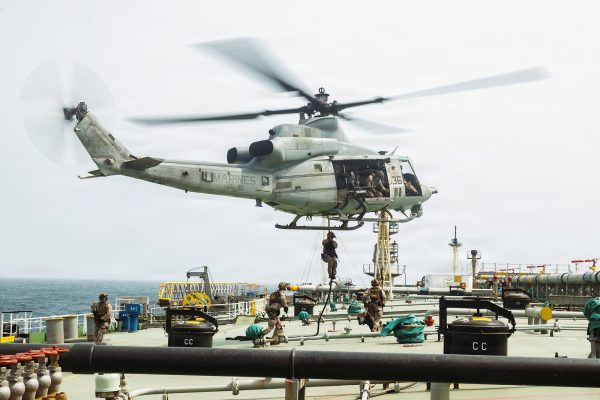 Hubschrauber landet auf einem Schiff der US-Marine im Golf von Oman