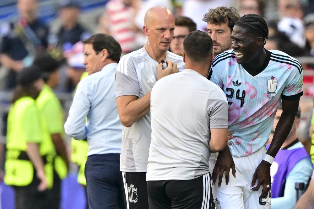 Amadou Onana mit schmerzverzerrtem Gesicht