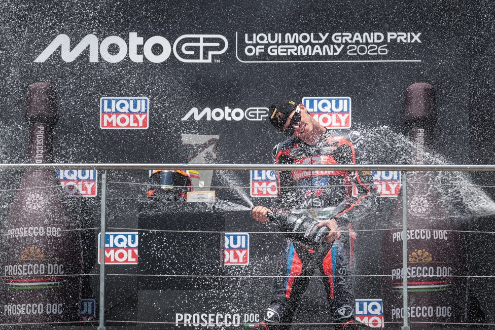 Iván Ortolá mit Sektflasche auf dem Podium