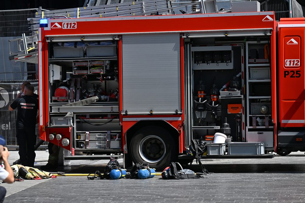 Feuerwehrwagen am Unglücksort, Ausrüstungsgegenstände liegen davor