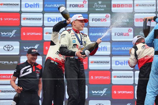 Sami Pajari mit der Champagner-Flasche, sein Beifahrer schüttet ihm Champagner in den Kragen
